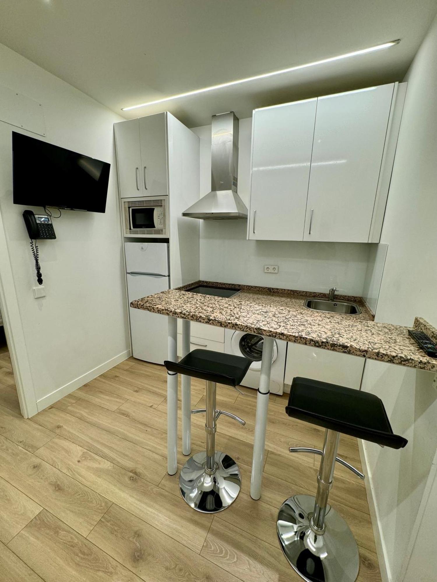 Apartamentos Apolo Мадрид Экстерьер фото