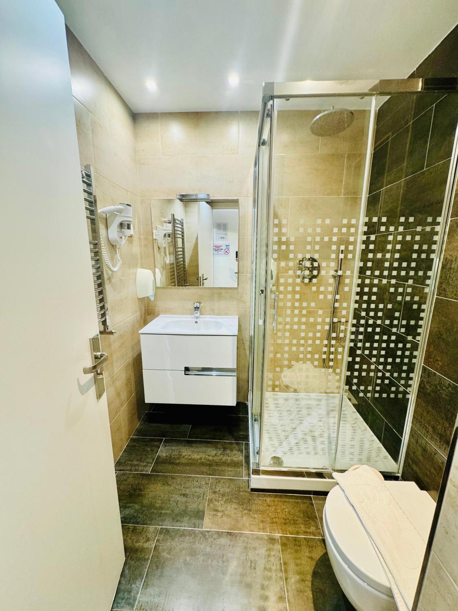 Apartamentos Apolo Мадрид Экстерьер фото