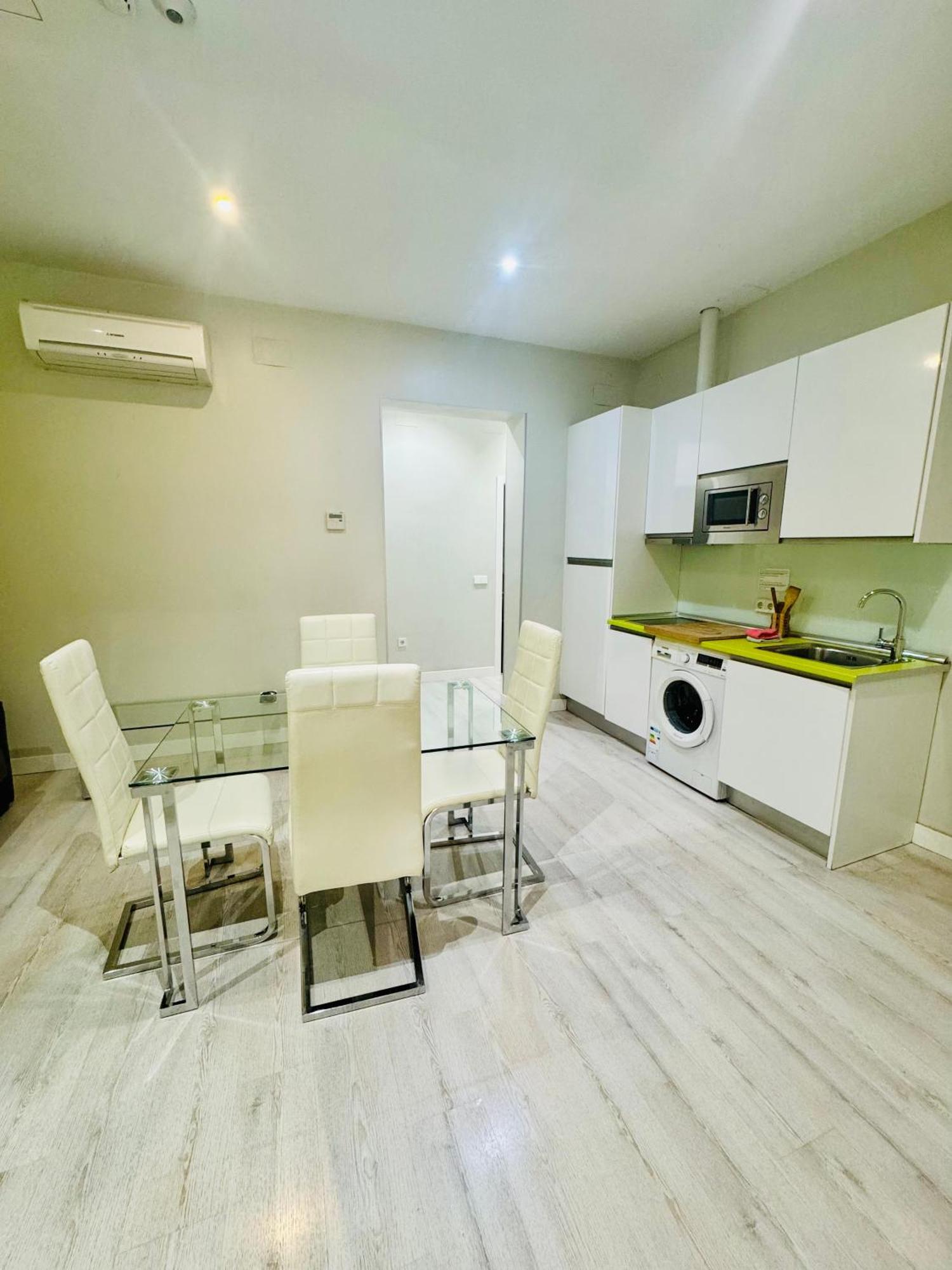 Apartamentos Apolo Мадрид Экстерьер фото