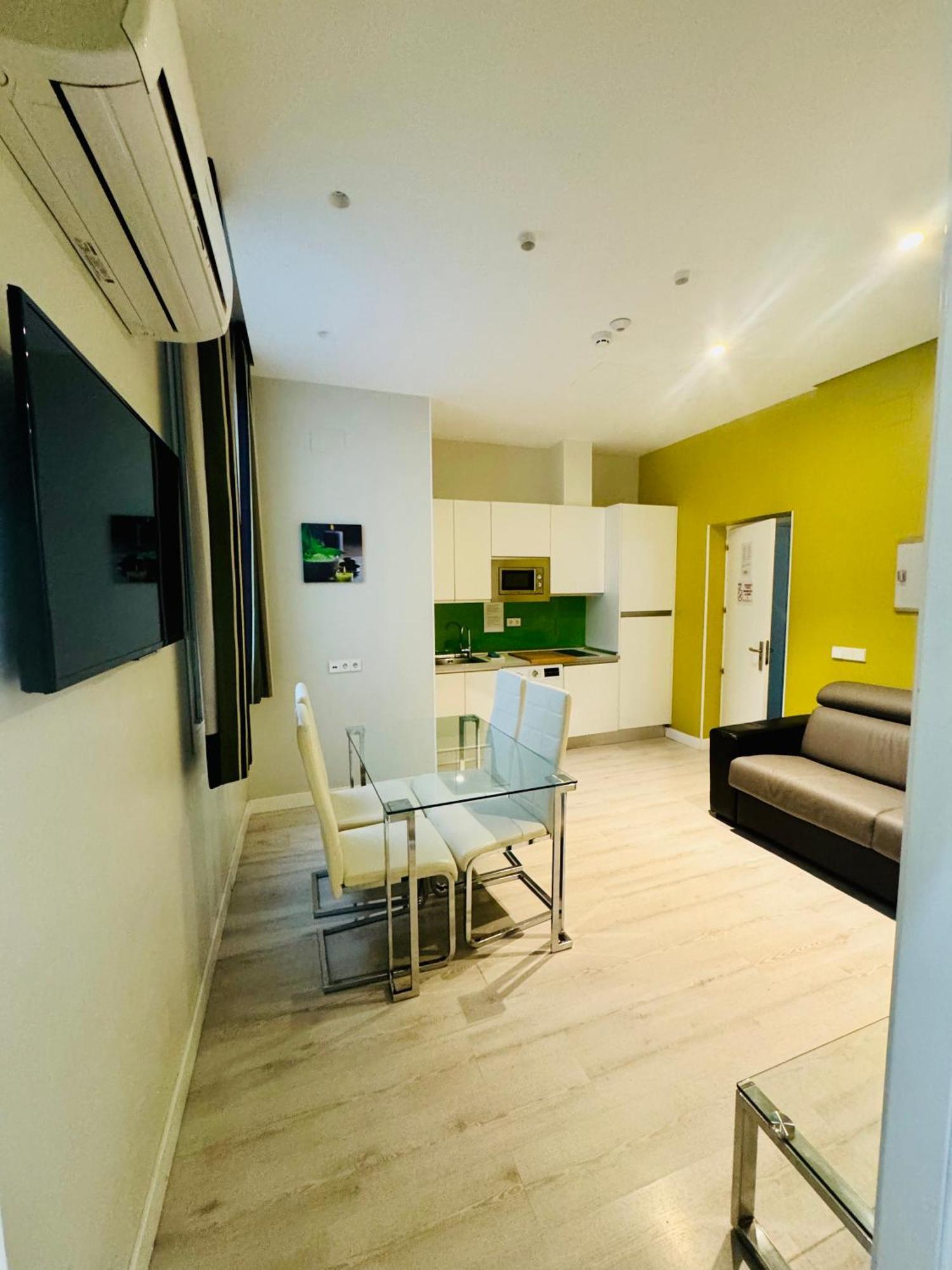 Apartamentos Apolo Мадрид Экстерьер фото